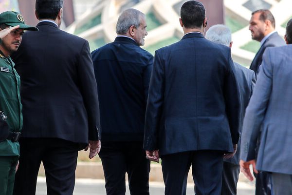 وزير إيراني سابق: نعيش "مرحلة اللا دولة" وسياسات الحكومة تقوم على رفع الأسعار