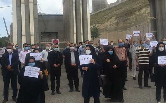 اعتراض اساتید دانشگاه آزاد تبریز و اهواز با شعار «از بس حقارت دیدیم، ما دیگه درس نمیدیم»