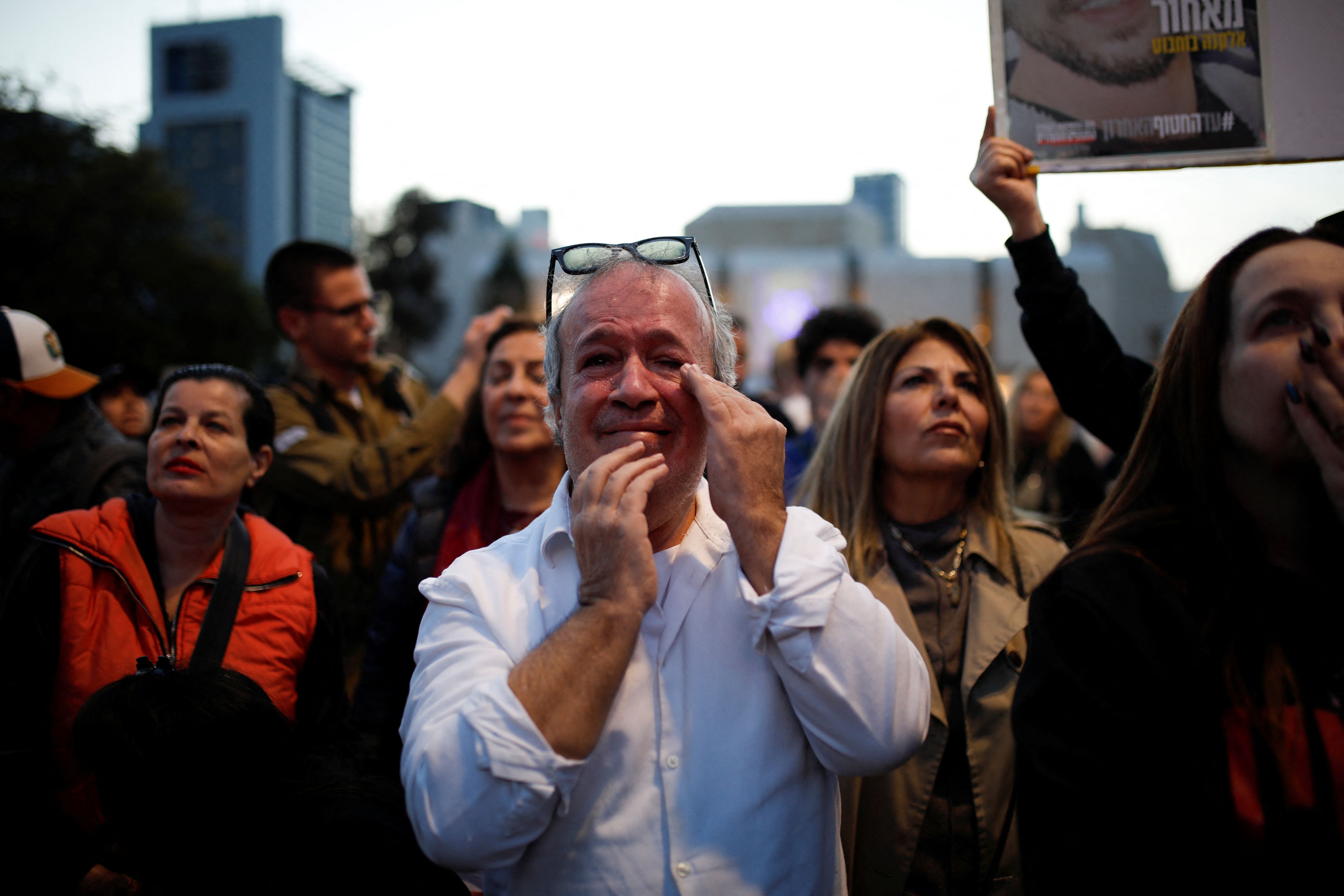 اشک شوق یک شهروند اسرائیلی در پی آزادی سه گروگان در بند حماس، تل‌آویو، ۳۰ دی