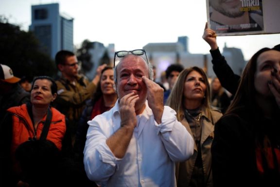 اشک شوق یک شهروند اسرائیلی در پی آزادی سه گروگان در بند حماس، تلآویو، ۳۰ دی