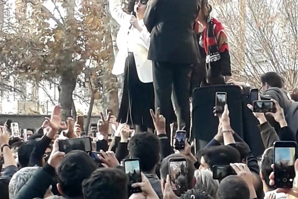 البرلمان الأوروبي يندد بقمع مراسم تأبين محامٍ حقوقي في إيران ويطالب بالإفراج عن المعتقلين