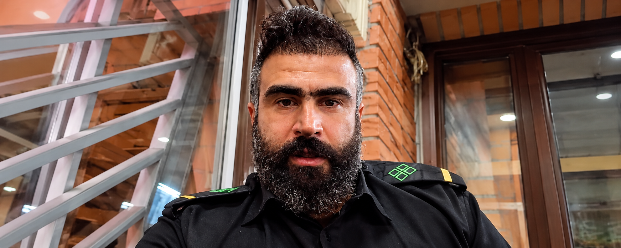 نیروهای لباس‌شخصی سیاوش پرونده، نگهبان پاساژ گلستان شهرک غرب، را بازداشت کردند