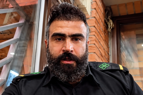 نیروهای لباسشخصی سیاوش پرونده، نگهبان پاساژ گلستان شهرک غرب، را بازداشت کردند