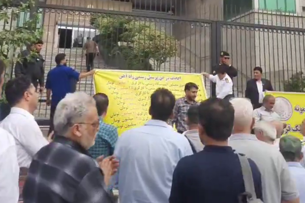 کارکنان راهآهن در تهران در اعتراض به «سفرههای خالی» مقابل وزارت راه تجمع کردند