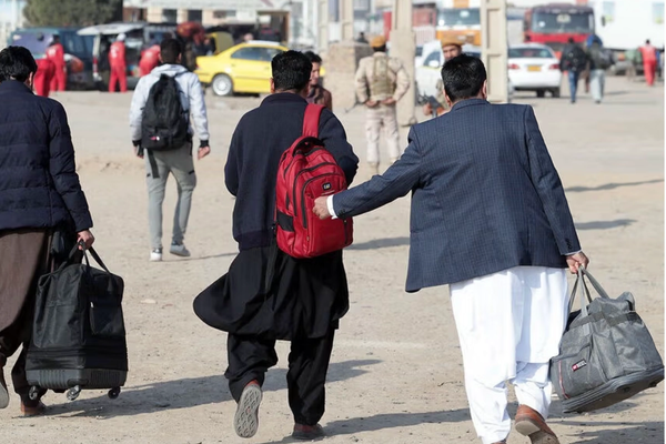 "الغارديان": إيران تدرس إرسال مئات آلاف اللاجئين الأفغان إلى العراق وتركيا