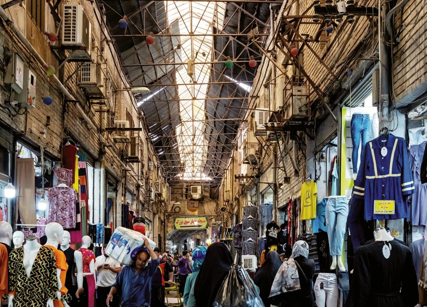 مسؤول إيراني: 11 مبنى في سوق طهران قد تتسبب بحوادث في أي لحظة