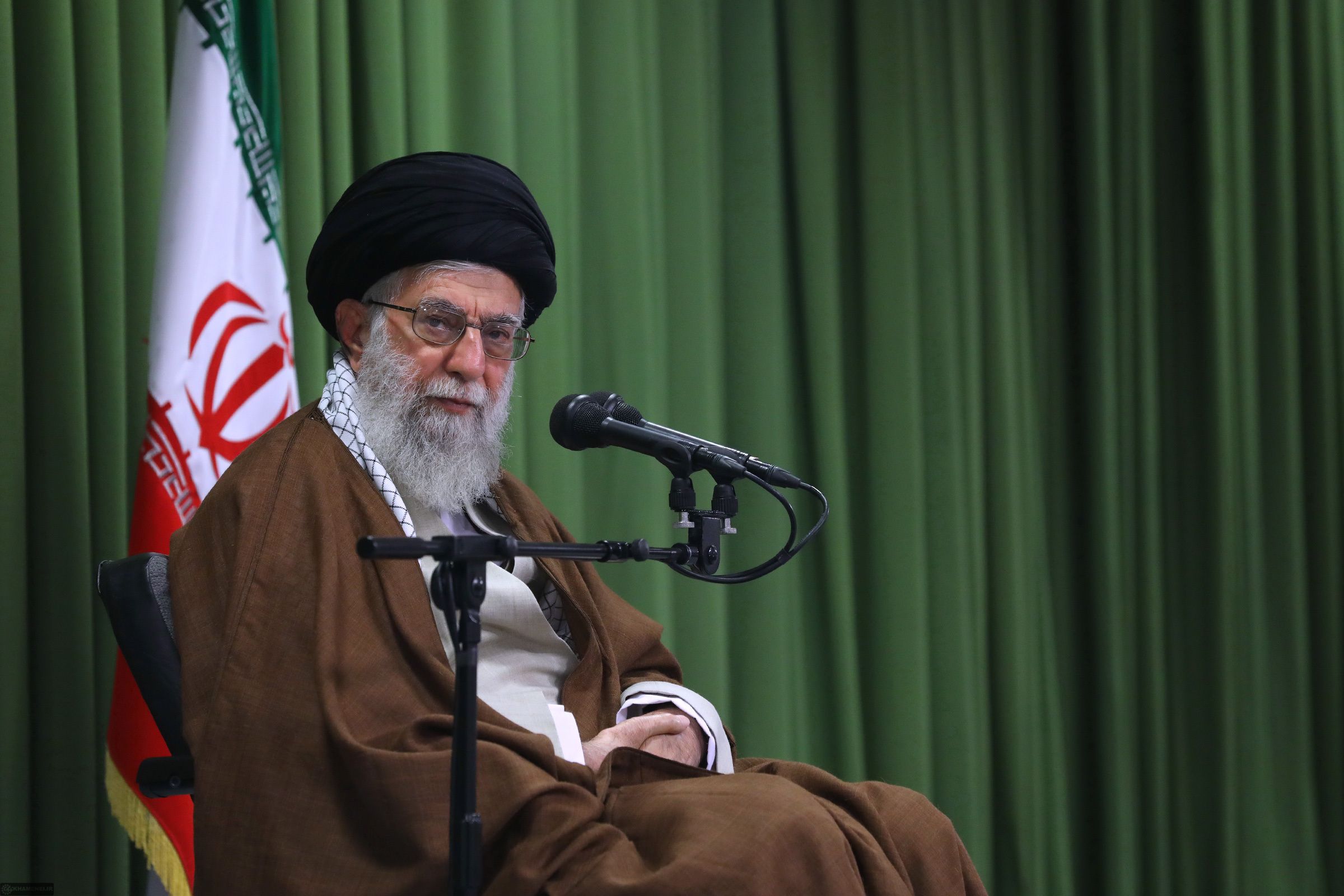 در دیدار مورخ ۲۶ مهرماه ۱۳۹۶: «من البته نمی‌خواهم وقت را حالا صرف پاسخگویی به اباطیل و یاوه‌گویی‌های این رئیس‌جمهور شارلاتان و بی‌چاک‌دهن آمریکا(ترامپ) بکنم.»