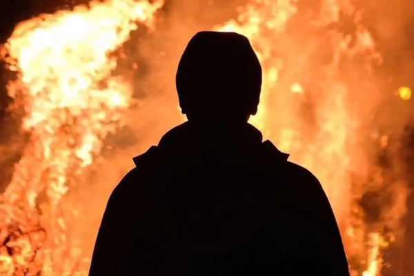 خشية وفاتها قهرًا على ابنها.. إدخال والدة أحمد بالدي المستشفى بأمر المسؤولين في "الأهواز"