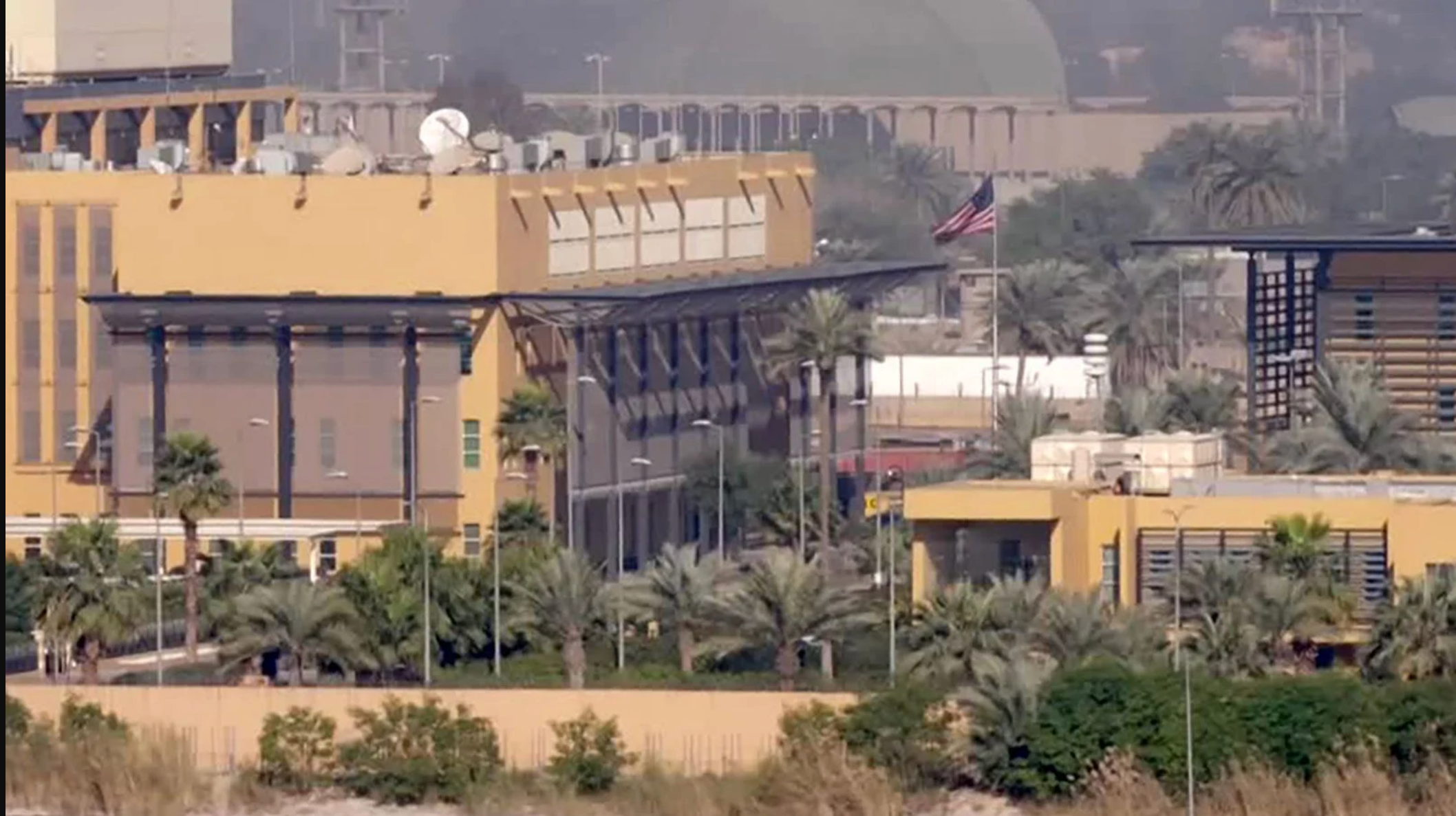 آمریکا کارکنان غیرضروری سفارت در عراق و خانواده‌های نظامیان را از منطقه خارج می‌کند