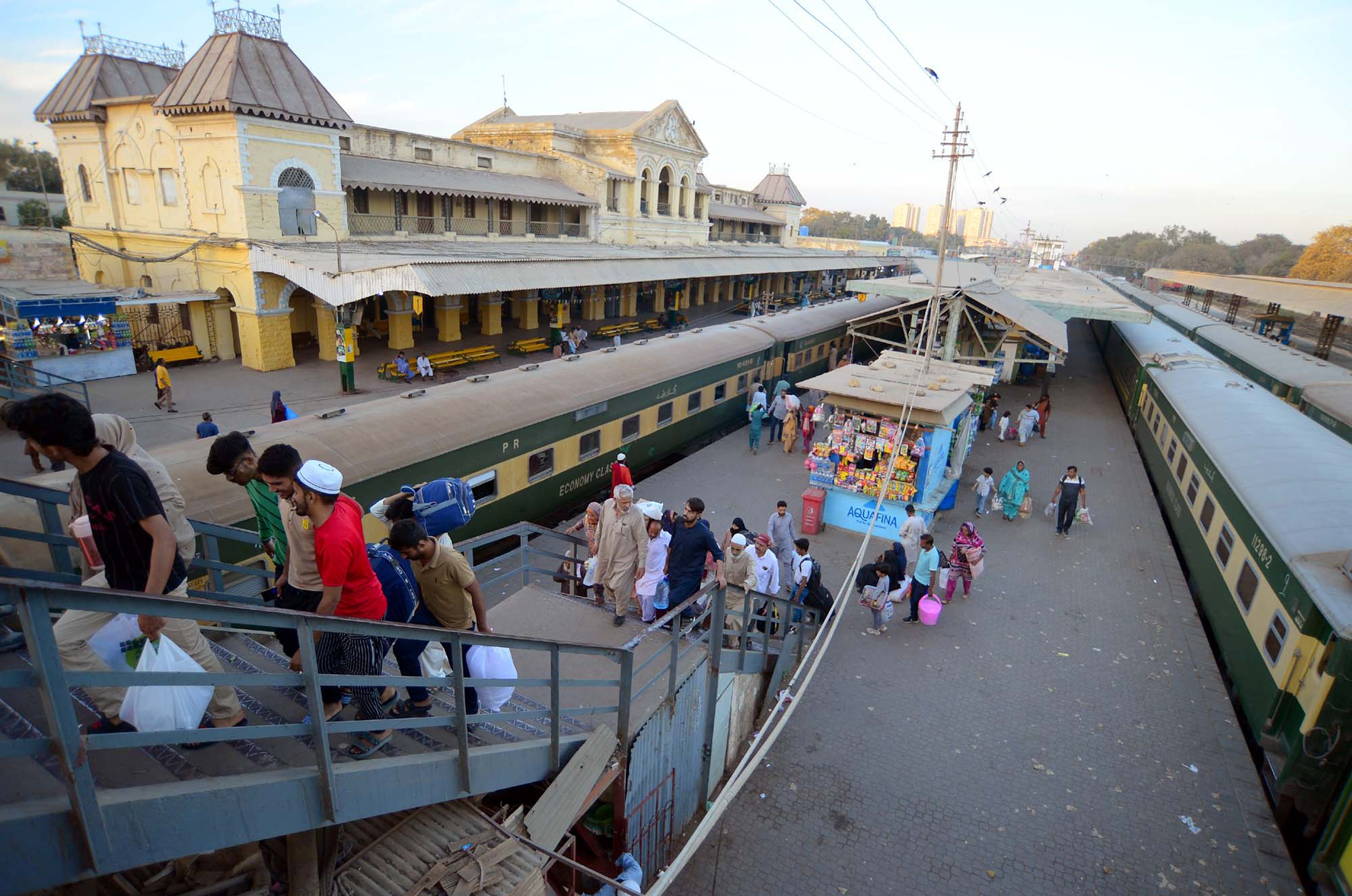 نیروهای امنیتی پاکستان در عملیاتی به بحران گروگان‌گیری بیش از ۲۰۰ مسافر قطار پایان دادند