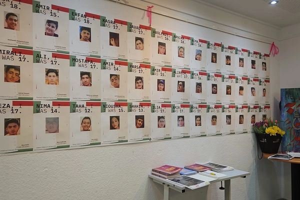 نمایشگاه دادخواهی «نیمکتهای خالی» در هانوفر آلمان برای ۲۳۰ دانشآموز کشته شده در دیماه