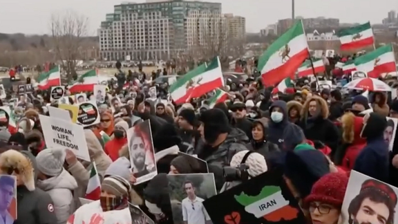 هزاران نفر از ایرانیان ساکن تورنتو در همبستگی با خیزش سراسری ایرانیان تجمع برگزار کردند
