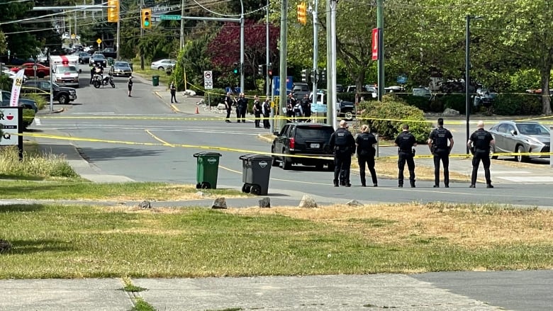 در پی درگیری مسلحانه در بانکی در جزیره ونکوور کانادا دو مظنون مسلح کشته و ۶ پلیس زخمی شدند