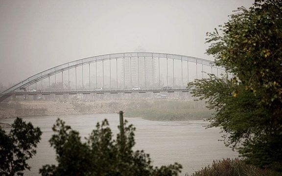 ادارات و بانکهای ۱۵ شهرستان خوزستان به دلیل گرد و خاک در روز دوشنبه تعطیل اعلام شدند
