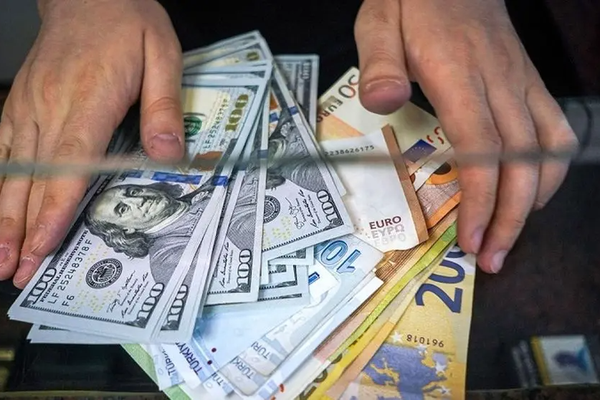 Iran’s rial plummets to record lows amid more setbacks