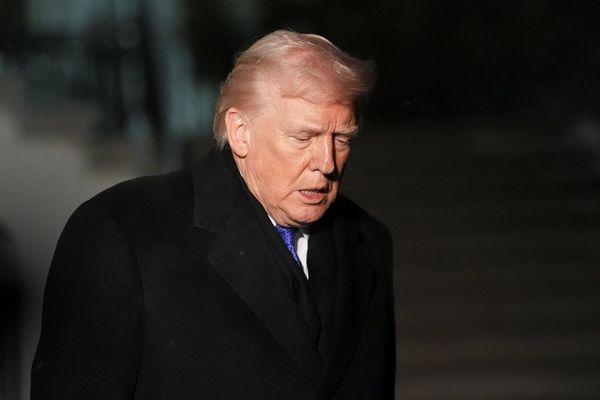 ترامپ: یک ناوگان بسیار بزرگ در حال حرکت به سمت ایران است