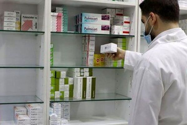 نقص الأدوية في إيران ينذر بأزمة سياسية.. والصيدليات خاوية بسبب الاحتكار والتهريب