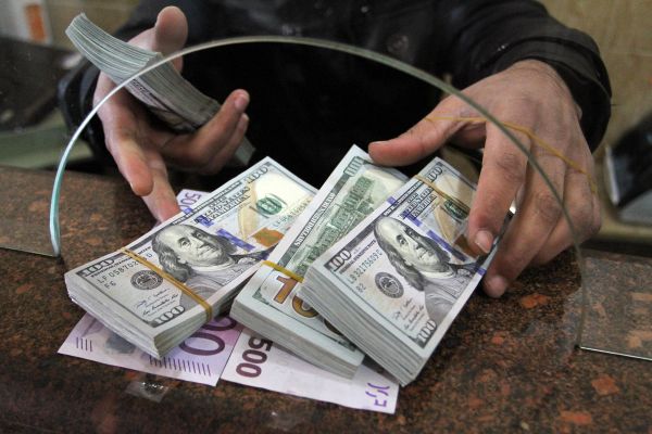 تراجع كبير للعملة الإيرانية وسعر الدولار يسجل رقما قياسيا جديدا في سوق طهران