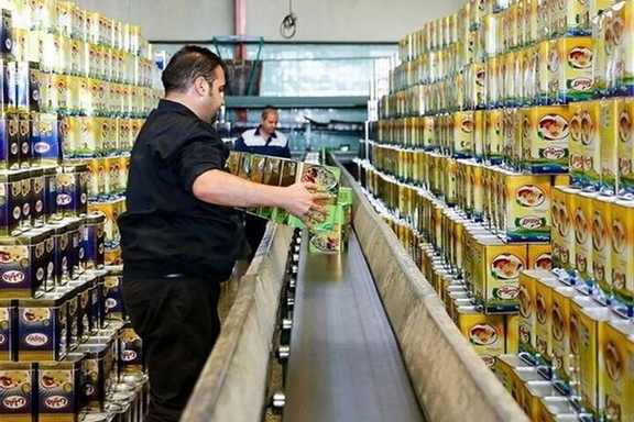 اتحادیه بنکداران اهواز: میلیاردها تومان تن ماهی و رب گوجه انبار شده به مردم همراه روغن فروخته شده