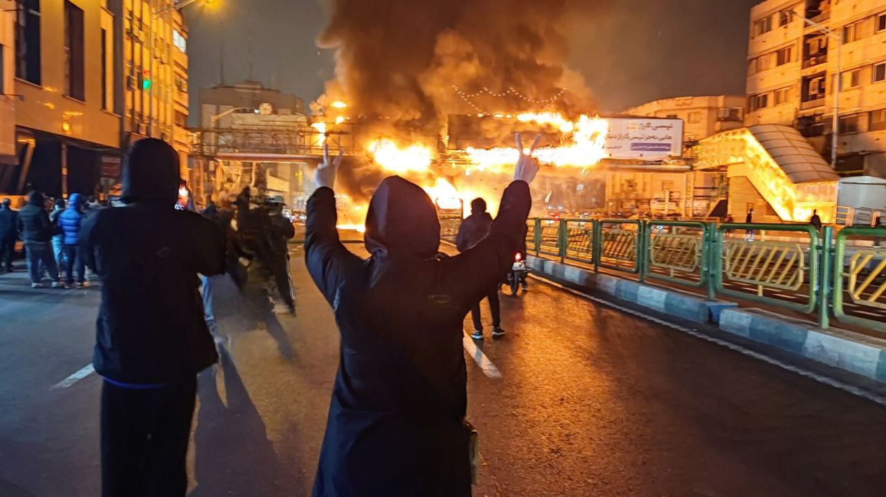 معترض مجروح در تهران:‌ ماموران از ساختمان‌های اداری به سمت مردم شلیک می‌کردند