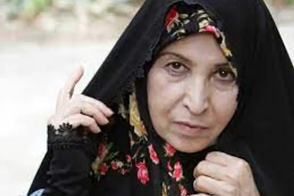 ناشطة سياسية إيرانية تحذر السلطات من "حربه المباشرة على النساء والفتيات"