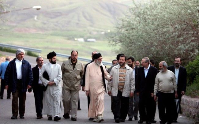 وحید حقانیان در کنار علی خامنه‌ای، کوه آبیدر سنندج، اردیبهشت ۱۳۸۸