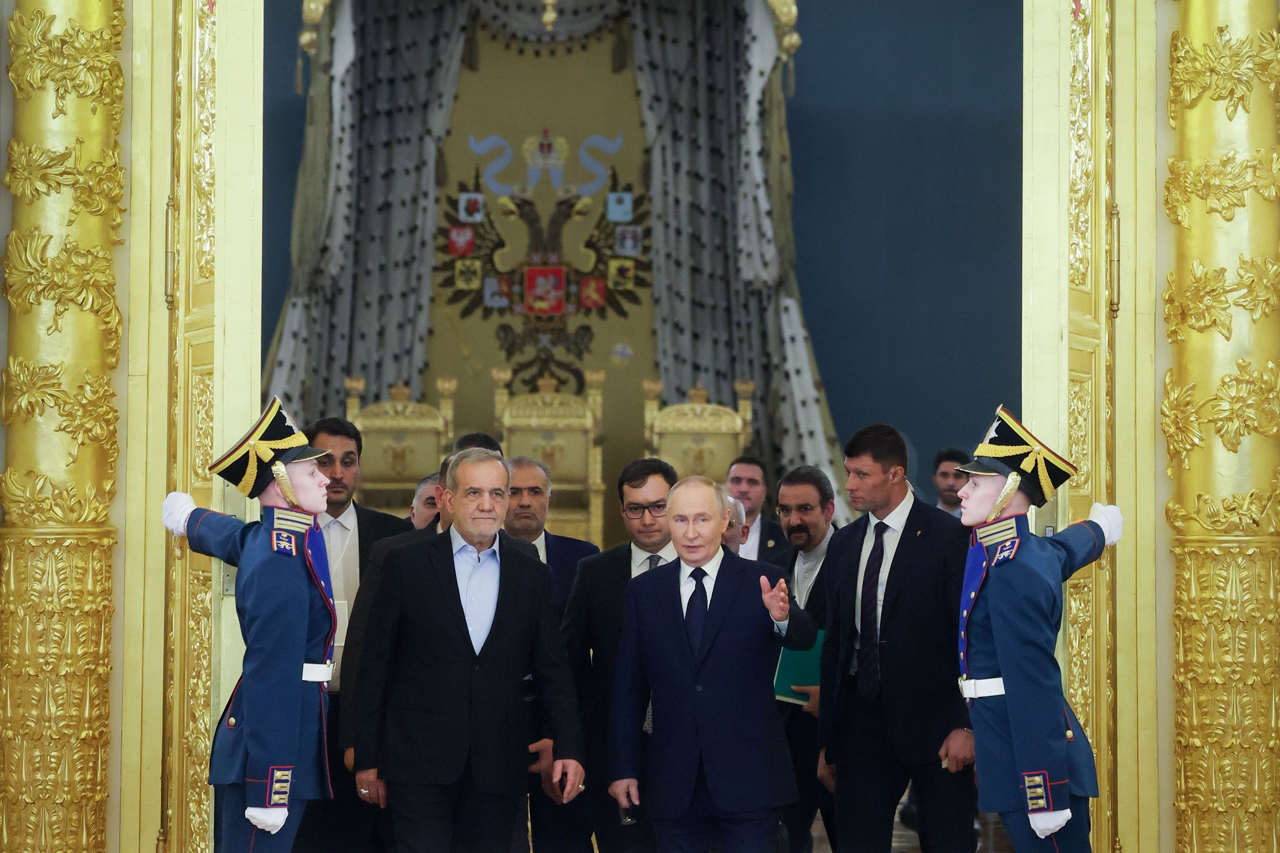 Putin gifts a traditional samovar to Iran's president