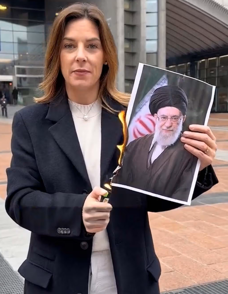نماینده ایتالیا در پارلمان اروپا تصویر خامنه‌ای را آتش زد و خواستار سقوط دیکتاتور تهران شد