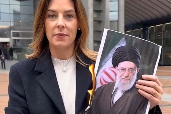 نماینده ایتالیا در پارلمان اروپا تصویر خامنهای را آتش زد و خواستار سقوط دیکتاتور تهران شد