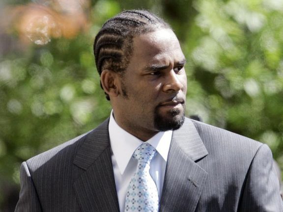 آر کلی، خواننده آمریکایی، به جرم قاچاق جنسی به ۳۰ سال زندان محکوم شد