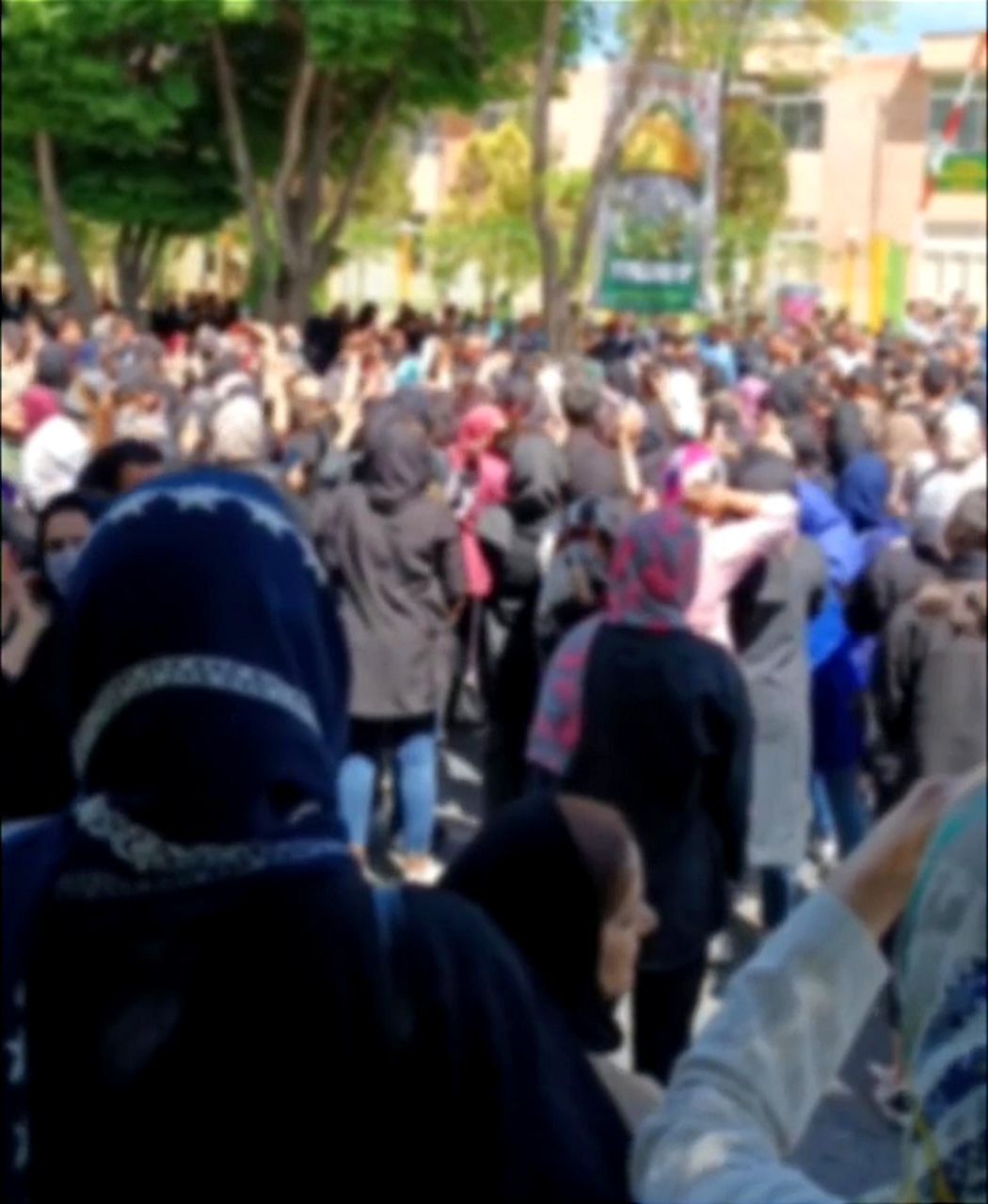 مردم شاهین‌شهر در اعتراض به حملات شیمیایی به مدارس تجمع کردند؛ حمله سرکوب‌‌گران به معترضان