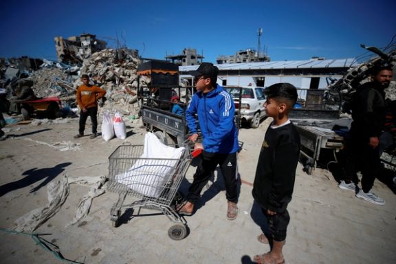 فلسطینیان در انتظار دریافت کمکهای بشردوستانه سازمان ملل در شمال نوار غزه، ۱۲ اسفند