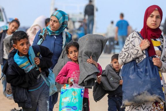 آوارگان فلسطینی در حال بازگشت به منازل خود در شمال نوار غزه، ۲۷ فروردین