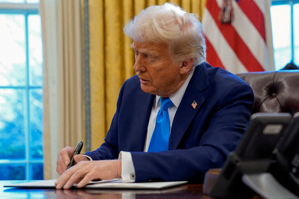 دونالد ترامپ برای اعمال محدودیتهای بیشتر برای ورود به آمریکا فرمان اجرایی صادر کرد