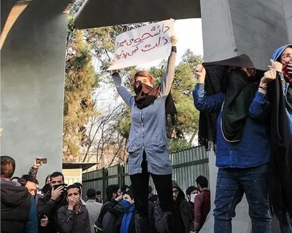 تصاعد القمع في إيران عشية ذكرى الاحتجاجات.. "عزل وإيقاف" 10 أساتذة جامعات في يوم واحد