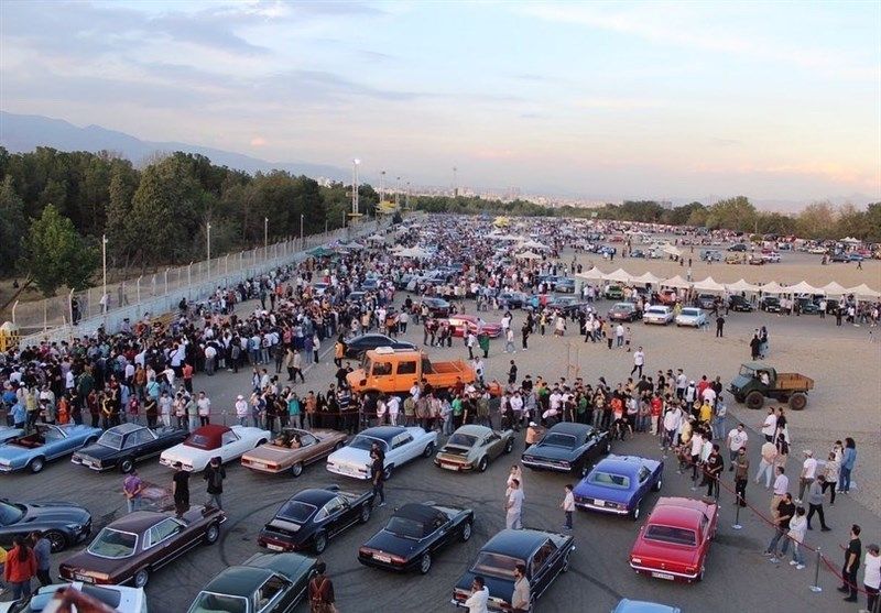 «شلوغ شد، غافلگیر شدیم»؛ واکنش فدراسیون اتومبیل‌رانی به رقص‌وآواز در همایش خودروهای کلاسیک