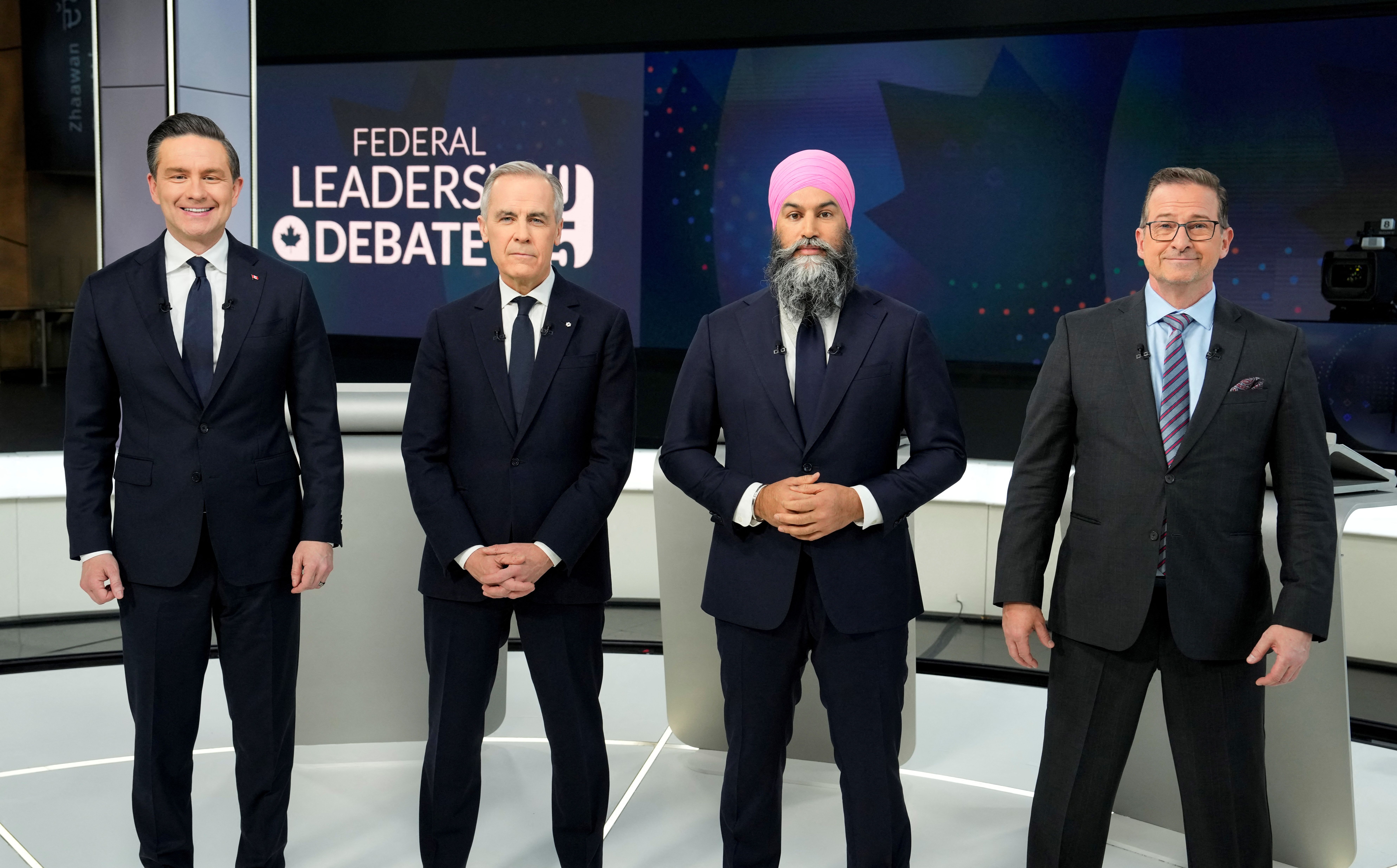 (از چپ به راست) پی‌یر پولیِور، رهبر حزب محافظه‌کار، مارک کارنی، رهبر حزب لیبرال و نخست‌وزیر، جگمیت سینگ، رهبر حزب نیودموکرات، و ایو-فرانسوا بلانشه، رهبر حزب بلوک کبکوا، پیش از آغاز مناظره انتخاباتی فدرال، ۲۸ فروردین ۱۴۰۴، مونترال- عکس از رویترز 