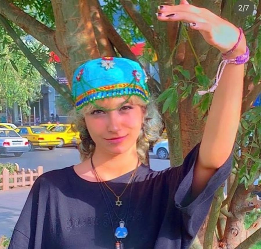 وکلای آرمیتا عباسی از وکالت این معترض بازداشتی کناره‌گیری کردند