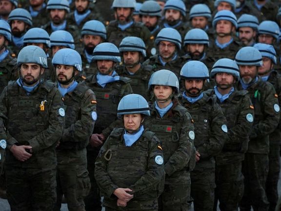 عکس آرشیوی: «مارگاریتا روبلس» وزیر دفاع اسپانیا، در بازدید از نیروهای کلاه آبی اسپانیایی