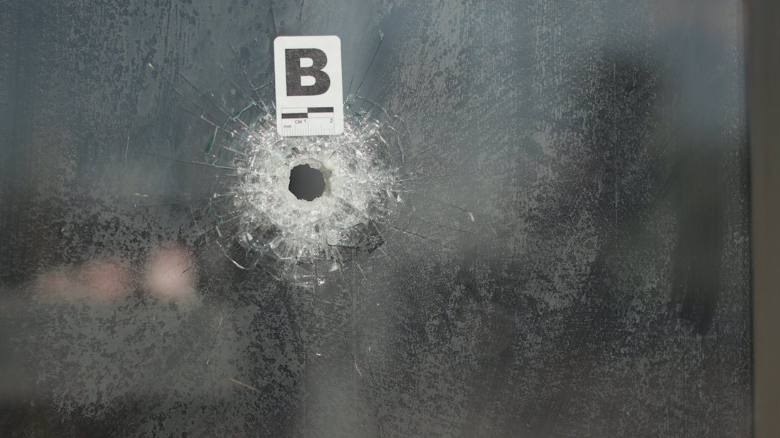 محل اصابت یکی از گلوله‌ها به باشگاه سالار غلامی در تورنتو