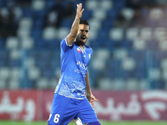 کاپیتان استقلال خوزستان، خسته از تبعیض: من هم دوست دارم در حضور مادر و همسرم بازی کنیم