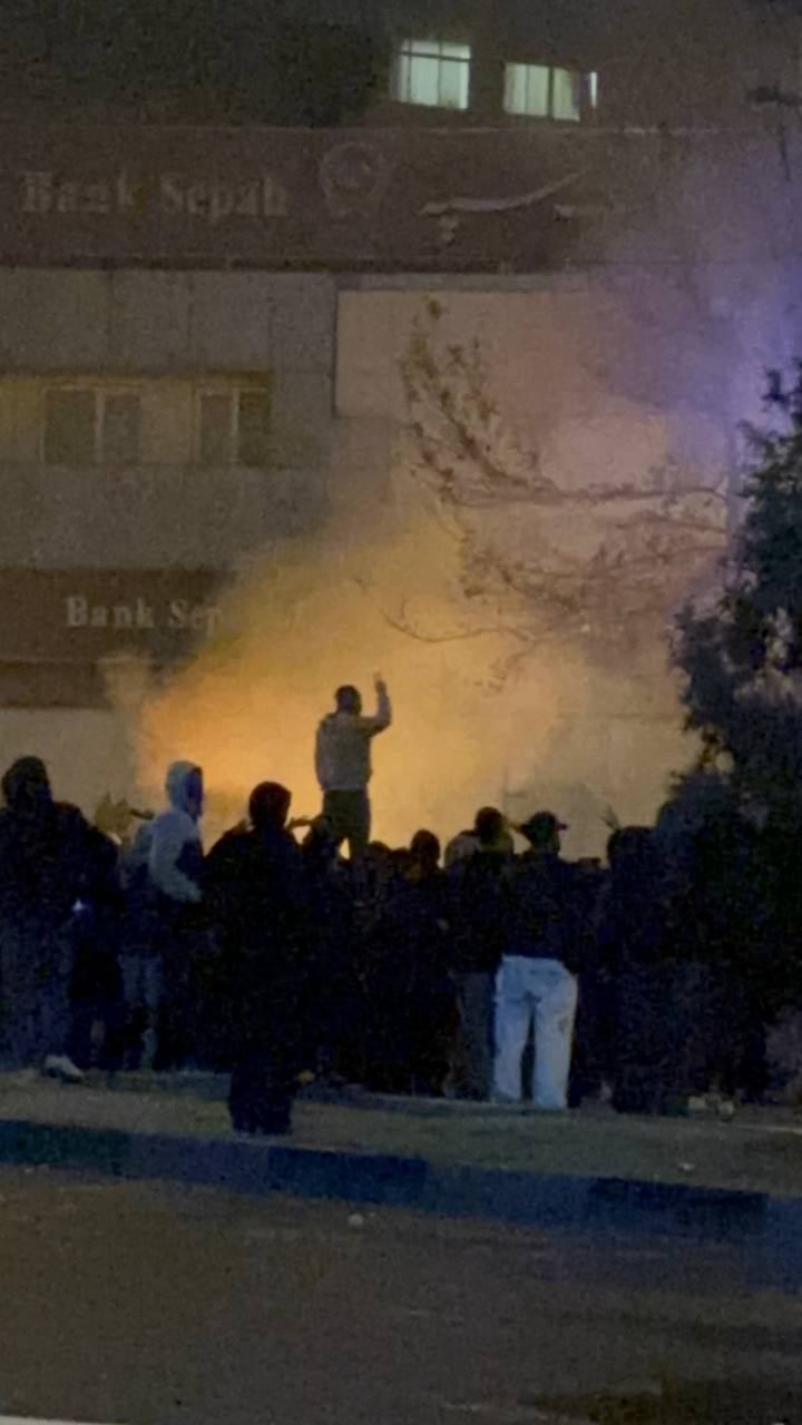 پیام مخاطب از شیراز: تک‌تیراندازها از بالای ساختمان‌ها به کودکان معترض شلیک کردند