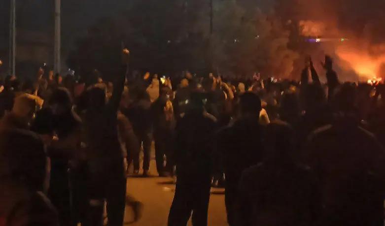 اهالی آبدانان در آستانه چهلم جاویدنامان تجمع شبانه کردند