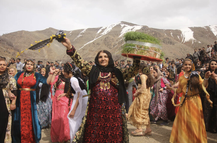 ۱۳ به درِ هویت؛ روزی برای بازپس‌گیری شادی ملی