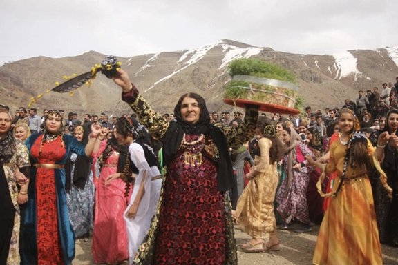 ۱۳ به درِ هویت؛ روزی برای بازپسگیری شادی ملی