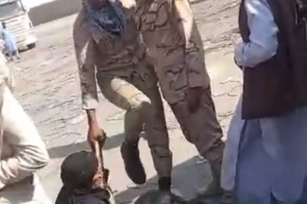 "لامتصاص الغضب الشعبي".. السلطات الإيرانية تعلن التحقيق مع جندي اعتدى على سيدتين مسنتين