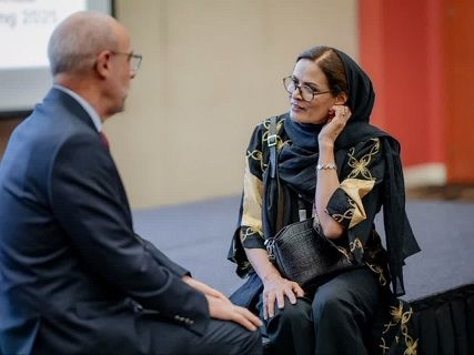 تُحذف بعد ساعات.. صور لقاء مباشر بين مسؤولة إيرانية ودبلوماسي إسرائيلي تثير جدلا واسعا