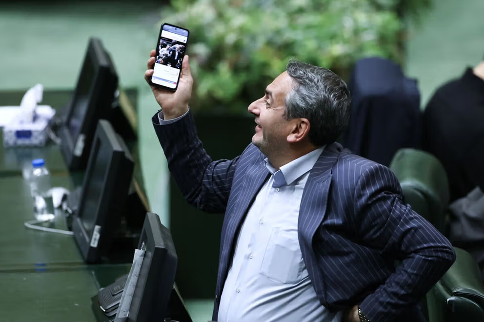 بعد اختراق إسرائيل لمؤسساتها.. إيران تحظر الهواتف في البرلمان لـ "دواعٍ أمنية"  