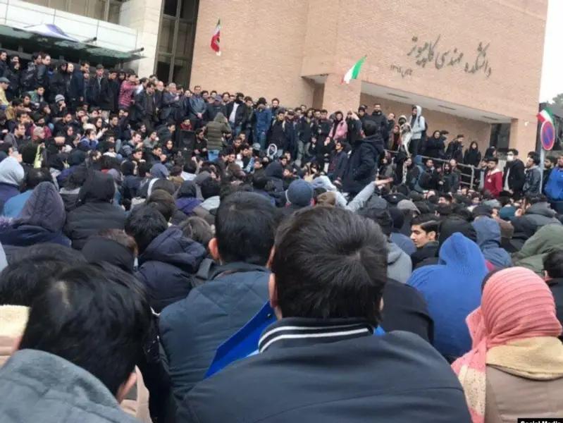 احتجاج أكثر من 100 ناشط طلابي ضد "القمع المتسلسل للطلاب والأكاديميين" في إيران