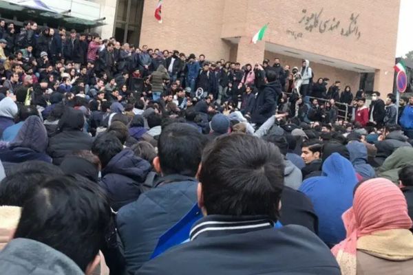 احتجاج أكثر من 100 ناشط طلابي ضد "القمع المتسلسل للطلاب والأكاديميين" في إيران